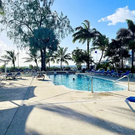 Cozy condo - stone throw away from the beach !
