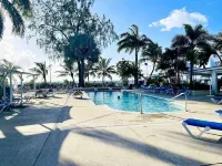 Cozy condo - stone throw away from the beach ! - Uima-altaat