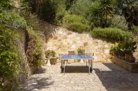 Private waterfront villa with pool and two private beaches Hotels in Ellomeno