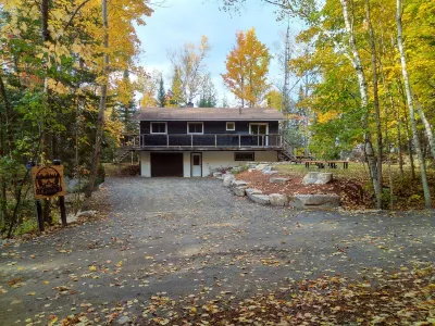 Muskoka cottage on Penlake.  The perfect getaway surrounded by trees and nature. 드와이트 도서관 주변 호텔