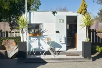 Absolute Beachfront Oasis with Sea Views & Hot Tub のホテル