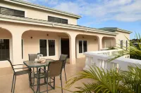 Luxury 3,000SF, 6 guests, 3 BR, 3 BA, Free Wi-Fi, AC, 5-10 Min beaches.