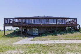 Relax with your family at this peaceful place to stay next to the Niagara River