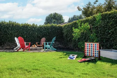 CLOSE to Disney Cozy 4BR Entertainer + Arcade Отели рядом с достопримечательностью «Калифорния Стейт Юниверсити Фуллертон»