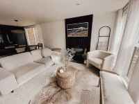 Stylish lakeside neighborhood cottage w/hot tub.