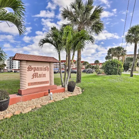 Sunny Cocoa Beach Condo w/ Balcony & Pool Access