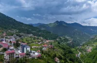DEMEDERON HOTEL - Bergblick