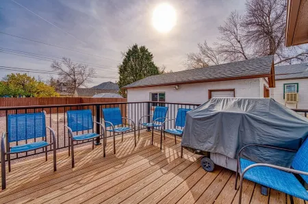 Cheerful Downtown 4 Bedroom Home