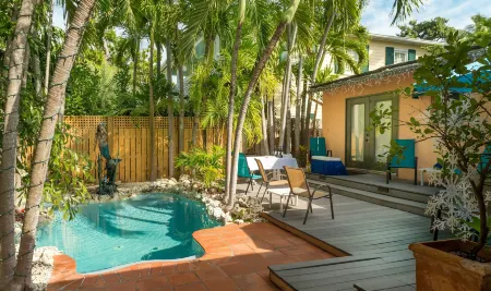 Suite Dreams Inn by the Beach Отели рядом с достопримечательностью «Ки-Уэст Баттерфлай энд Нейчер Консерватори»