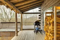 2 Mi to Lake Willoughby: Peaceful Log Cabin! - Hot Tub