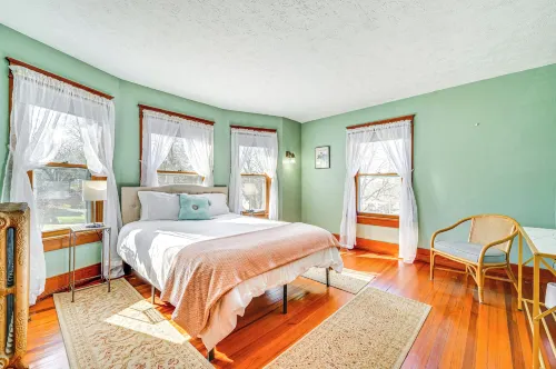 'Chestnut Hill' Vintage Farmhouse w/ Deck & Yard Hotels in Atlantic