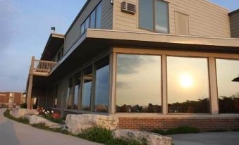 Lighthouse Inn - Two Rivers