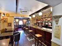The George Hotel - ที่มีบาร์