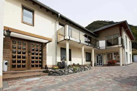 Hotel & Restaurant Krone Отели в г. Богель