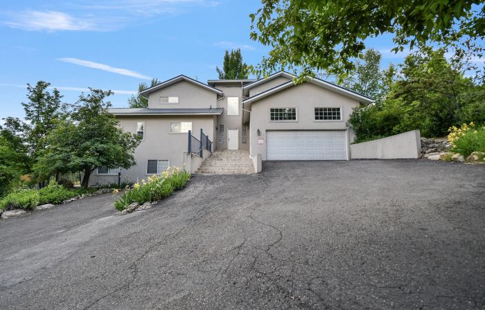 Family Getaway~Hot Tub, Ice Castles & Tubing Hs 5 Bedroom Home by RedAwning