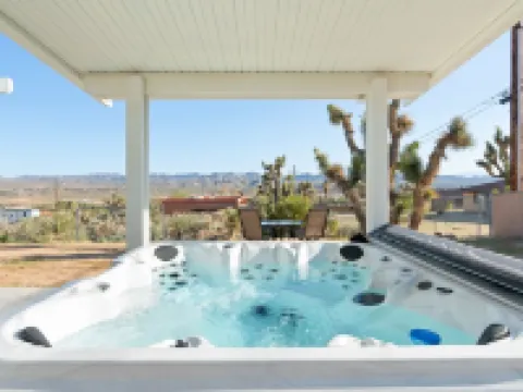 Hillside Desert House - Hot Tub, Fire Pit and BBQ! 3 Bedroom Home by RedAwning 絲蘭谷酒店