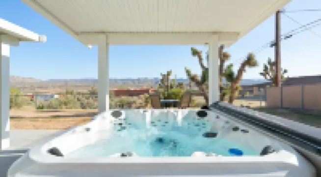 Hillside Desert House - Hot Tub, Fire Pit and BBQ! 3 Bedroom Home by RedAwning