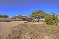 Updated Cabin w/ Fire Pit - 1 Mile from Downtown! - Maalaistalo