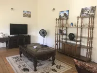 Beautiful, tranquil Home. 8 minutes from the International Airport