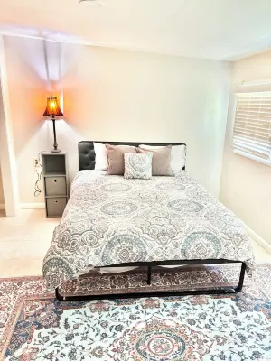 Secluded location in quiet neighborhood 2 miles from the brand new amphitheater.