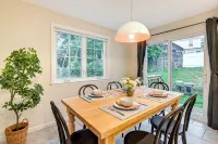Walk to Shops & Dining: Glen Cove Apt w/ Yard!
