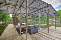 Boat Dock! Lakefront Group Getaway in Eldon - 3 stjerner