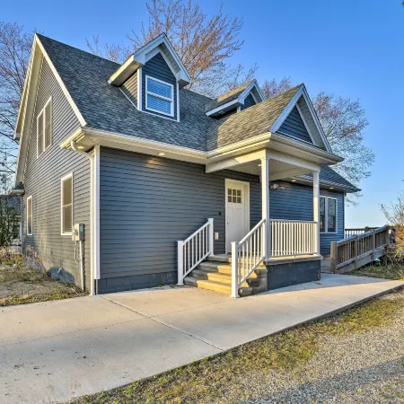 Lakefront Lexington Escape: Steps to Beach!