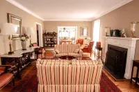 Valparaiso Inn Bed & Breakfast - parking