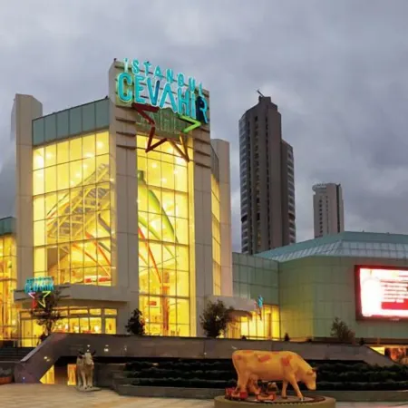 Ramada Hotel & Suites by Wyndham Istanbul Sisli Отели рядом с достопримечательностью «Trump towers»