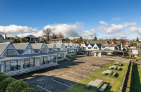 Gables Lakefront Motel