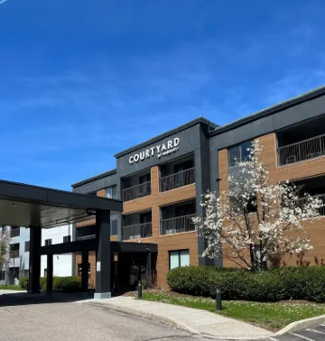 Courtyard Burlington Williston Hotels in Williston