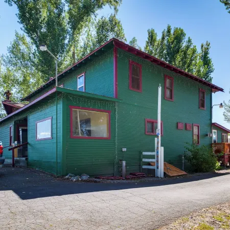 Riverfront Resort Cabin ~ 21 Mi to Crater Lake NP!