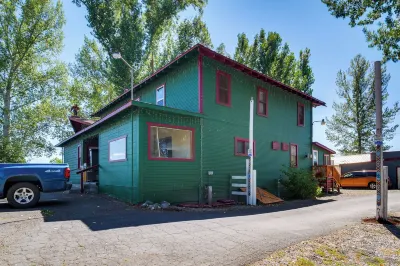 Riverfront Resort Cabin ~ 21 Mi to Crater Lake! Hotels near Train Mountain Railroad Museum