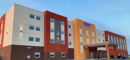 Meridian Inn & Suites Regina Airport Отели рядом с достопримечательностью «Университет Реджайна»