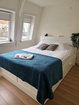 100m2 house near train station and center Отели в г. Алкмар