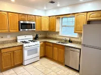 Cozy 2-bedroom apartment with WiFi, AC, large outdoor balcony Hotels in Belleville