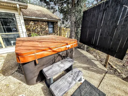 Texas Sunshine Oasis WACO/Silos/Baylor: Pool, Piano, PingPong, Pets on 1/2 acre