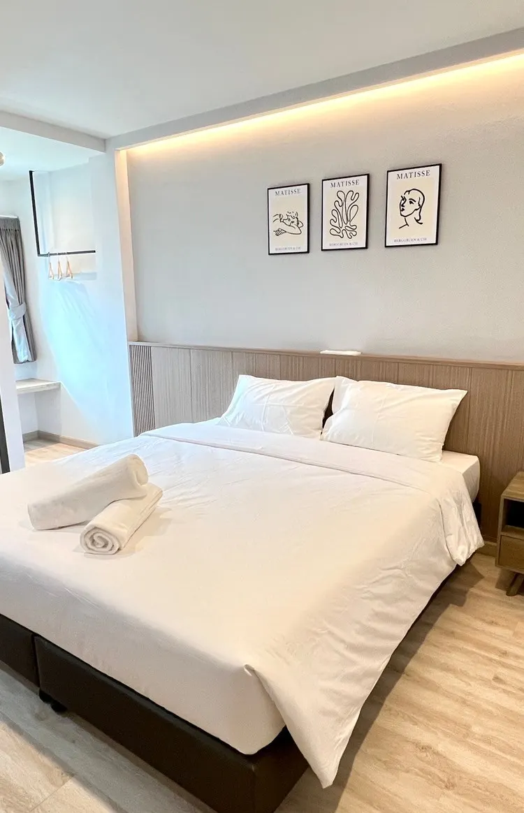 ห้องเตียงใหญ่ พร้อมระเบียง