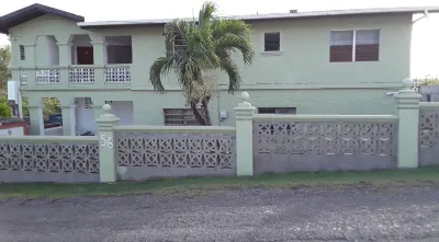 Mid Island, Spacious  unit with balcony, conveniently located to everything Hotels in 