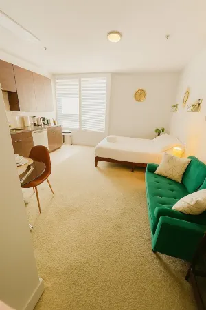 Modern Studio by the Ocean · Pool · Gym · Hot Tub · BBQ · Free Parking Отели рядом с достопримечательностью «Fisherman's Village»