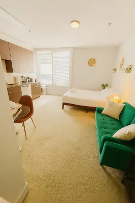 Modern Studio by the Ocean · Pool · Gym · Hot Tub · BBQ · Free Parking