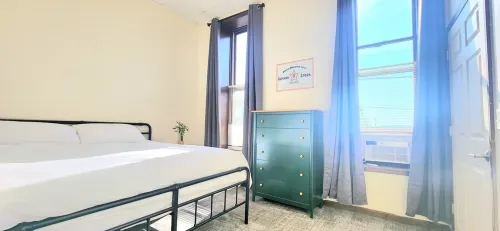 *Luxe living in Lake Linden with 15 foot ceiling! Pet Friendly!*