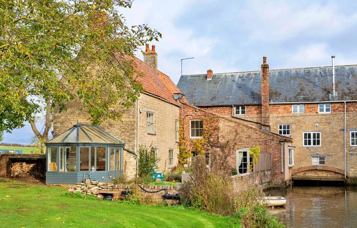 Islip Mill House - Beautiful Riverside Home
