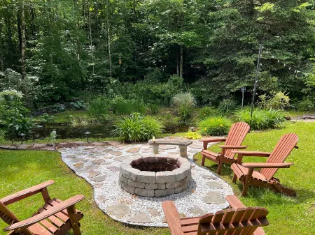 Charming Chalet with Hot Tub and Fire Pit - Serene Mountain Escape