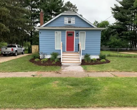 Charming 2-bedroom house in delightful New Buffalo with hot tub Hotels in New Buffalo