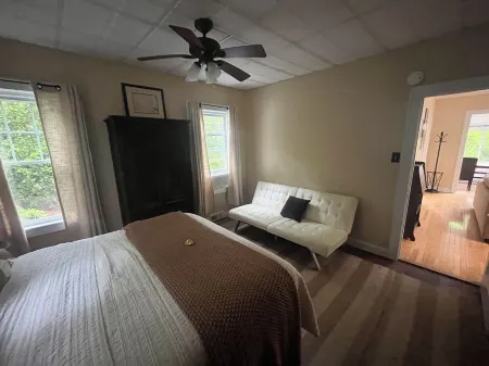 Charming 1 bedroom Stony Brook cottage -walking distance to village & university