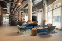 Moxy Nice Hotels in Сен-Лоран-дю-Вар