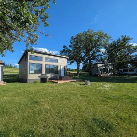 Bright and modern tiny home on the lake!