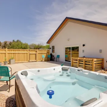 Hot Tub & Views: Modern Home 15 Mi to Zion NP