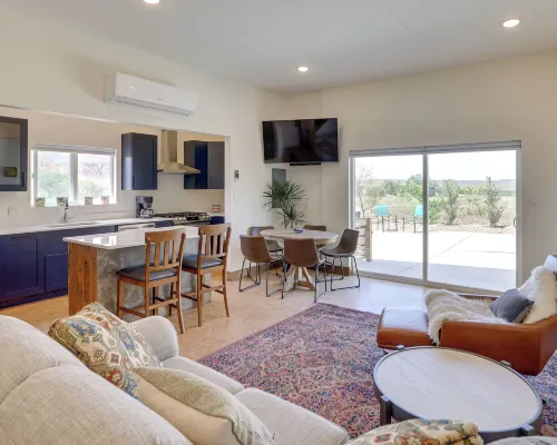 Hot Tub & Views: Modern Home 15 Mi to Zion NP Hotels in Virgin
